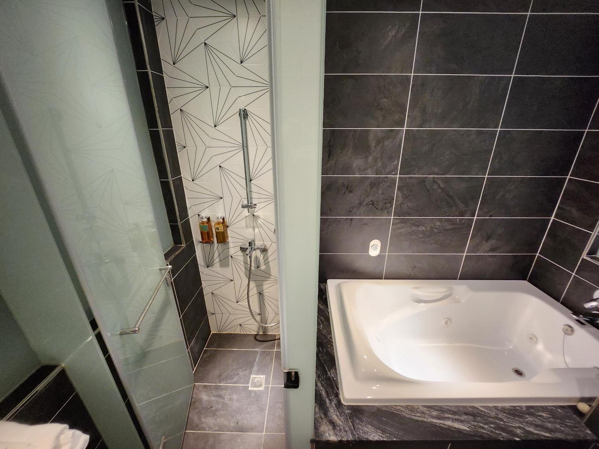 Bentley Hotel Zhongli Dış mekan fotoğraf